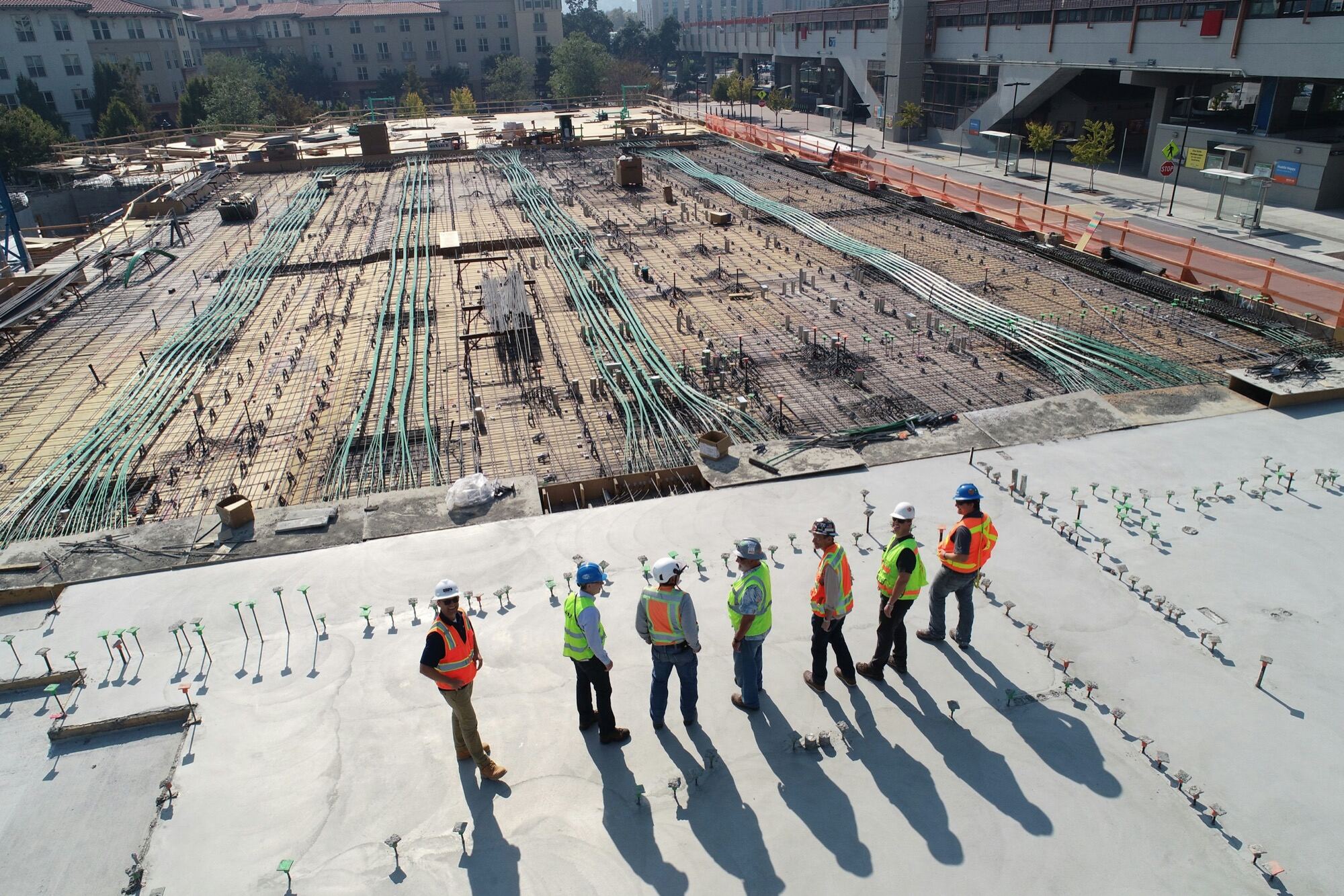Chantier de construction en Afrique, vue aérienne d'une dalle de fondation avec des ouvriers en équipement de sécurité